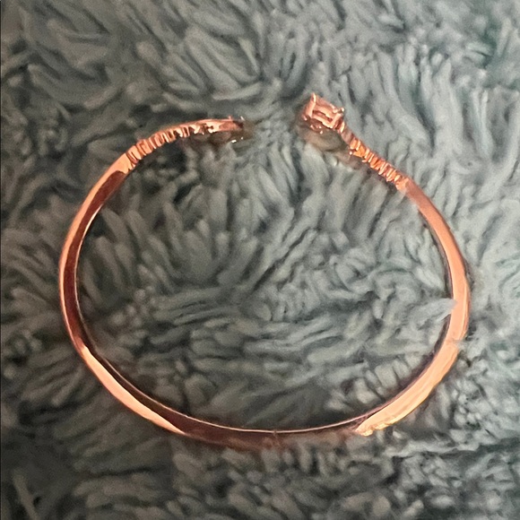 🚨sold 🚨Swarovski Feather bracelet! - Picture 4 of 7